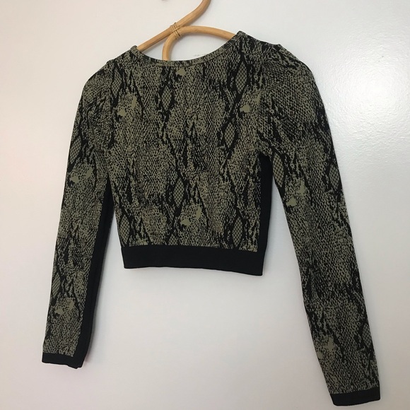 Athletic Green Black Long Sleeve Fitted Crew Neck Crop Top - Picture 8 of 12